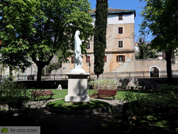 Imotski - Park s kipom Gospe od Angela