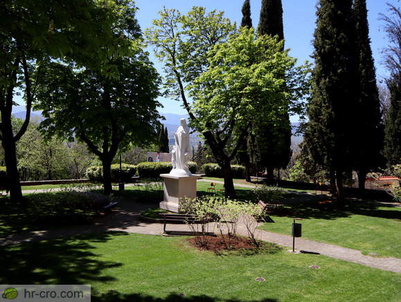 Kip Gospe od Angela v parku