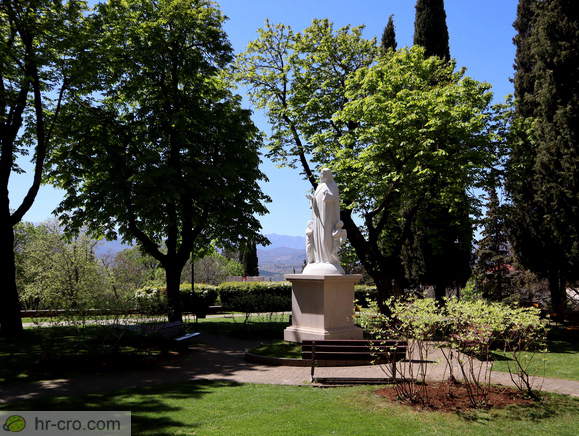 Kip Gospa od Angela v parku pri cerkvi sv. Franje