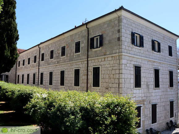 Frančiškanski samostan ob Cerkvi sv. Franje v Imotskem