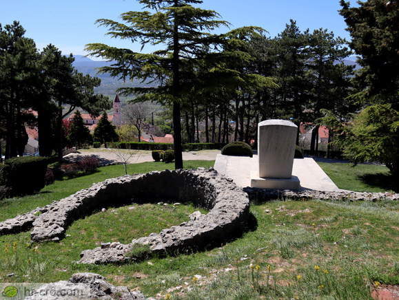 Spomenik hrvaškim braniteljem od zadaj