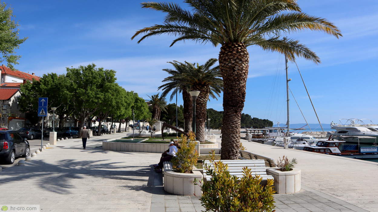 Coastal promenade near the anchor