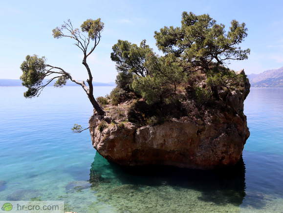 Pogled na Kamen Brela direktno proti morju