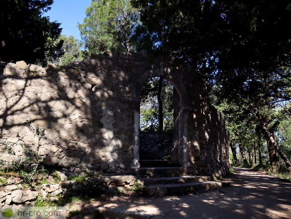 Prehod k cerkvi z druge strani obzidja