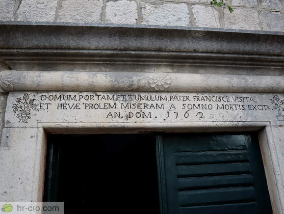 Napis nad vhodom v samostan