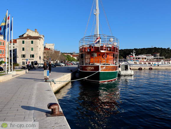 Ladje ob obalni promenadi