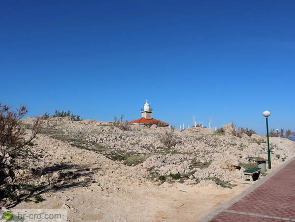 Sprehajalna pot in svetilnik (streha)