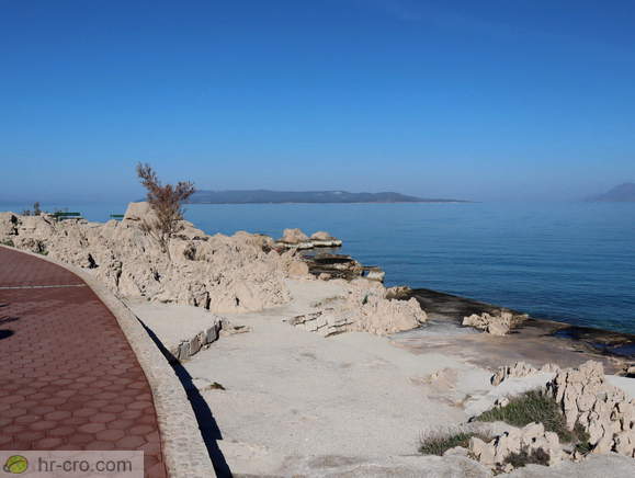 Plaža ob sprehajalni poti