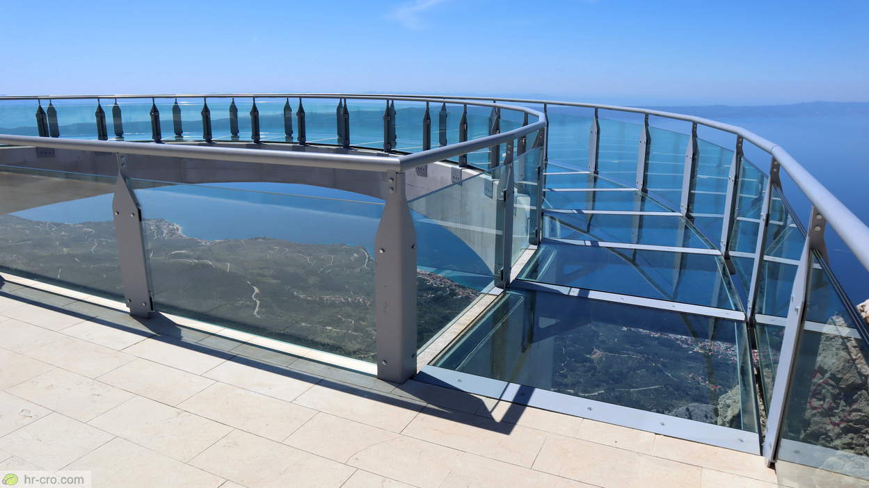 Access on the Skywalk from the right side