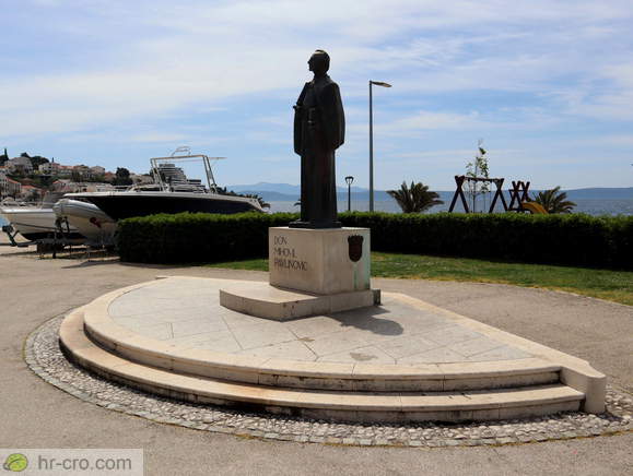 Monument don Mihovil Pavlinovic - View to the south