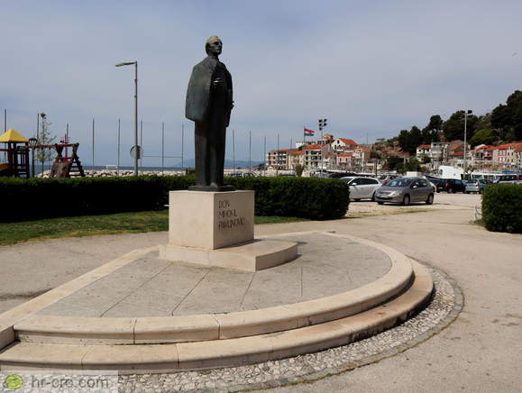 Monument don Mihovil Pavlinovic - View to the north