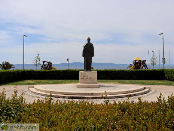 Monument don Mihovil Pavlinovic in Podgora