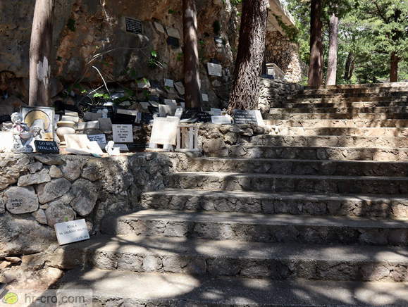 Stopnice mimo zahvalnih plošč