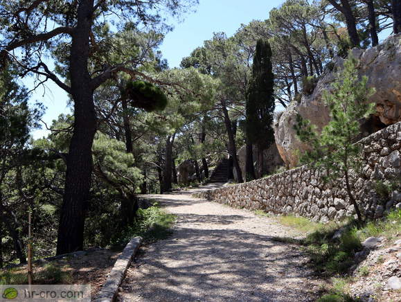 Krožna pot nad svetiščem