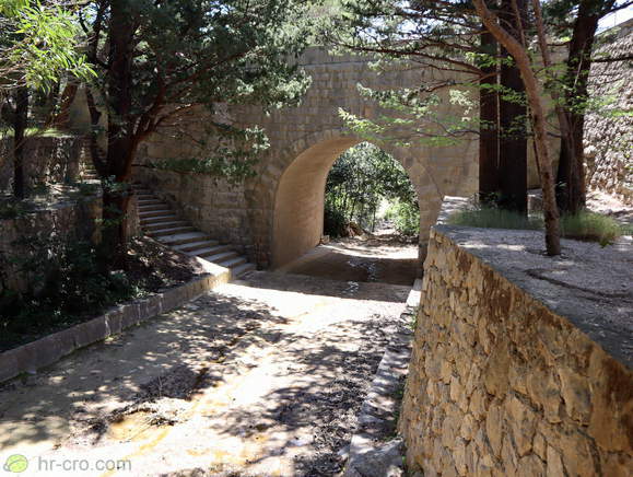 Manjši potok pri svetišču