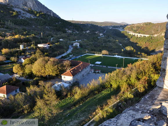Pogled v smeri proti avtocestnemu priključku