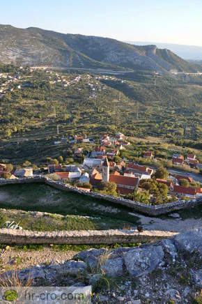 Klis s cerkvijo vnebovzetja Blažene device Marije