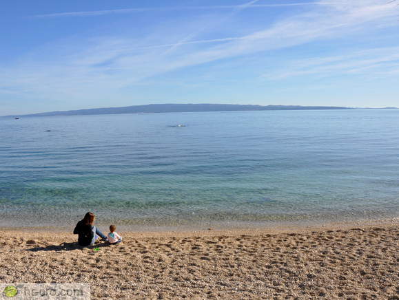 Plaža Kaštelet in otok Brač v ozadju