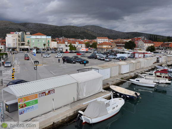 Veliko parkirišče pri starem delu Trogirja