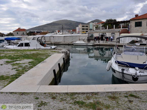 Ostanki mestnih zidov ob kanalu