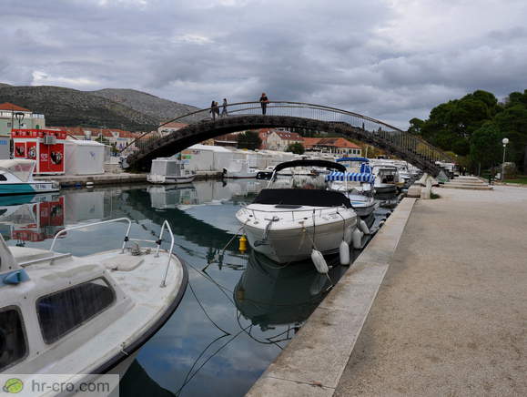 Pogled na kanal in most za pešce