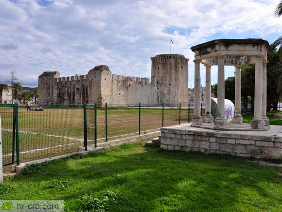Spomenik Marmontu in trdnjava Kamerlengo v ozadju