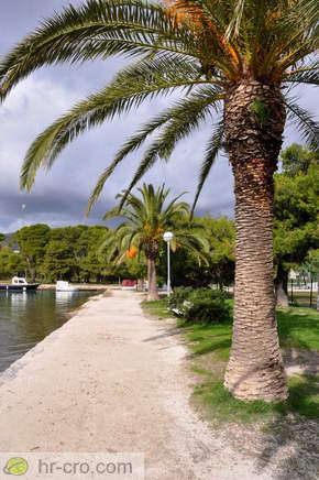 Spomenik Marmontu ob peš poti okrog otoka Trogirja