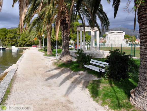 Spomenik Marmontu in stolp sv. Marka v ozadju