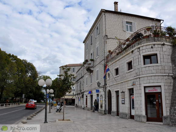 Cesta ob Trogirju proti otoku Čiovo
