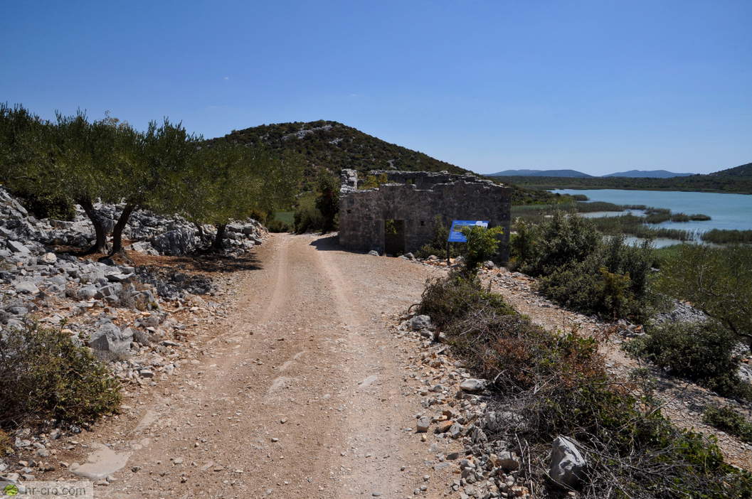 Path past the stone remains on Babin Škoj