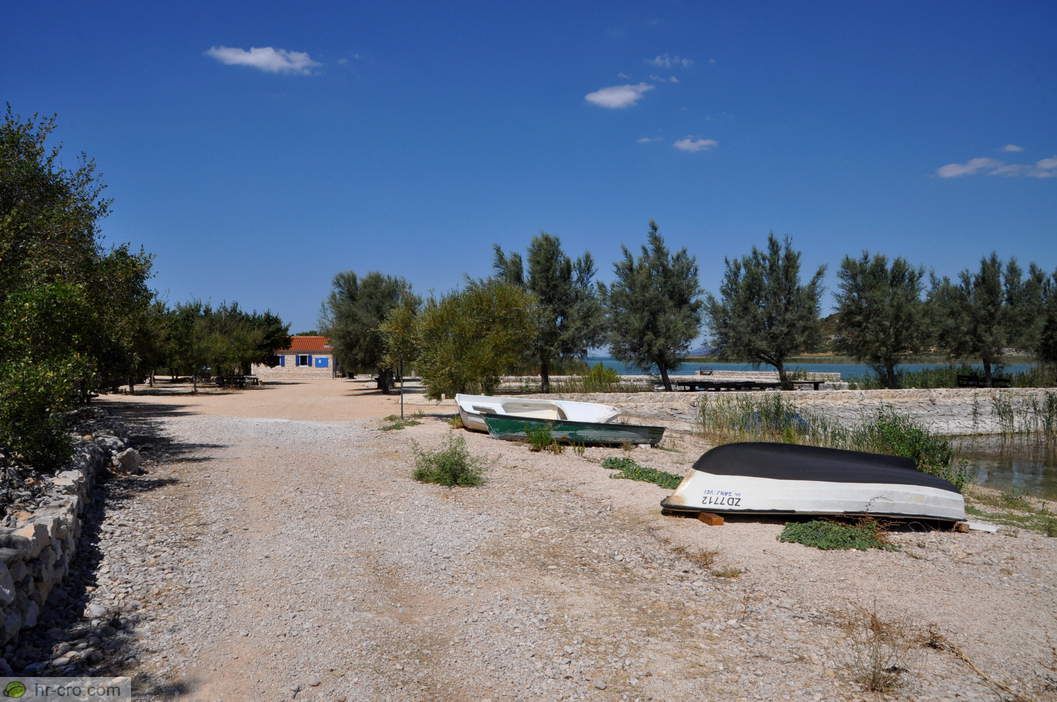 Uferweg und Boote bei Prosika
