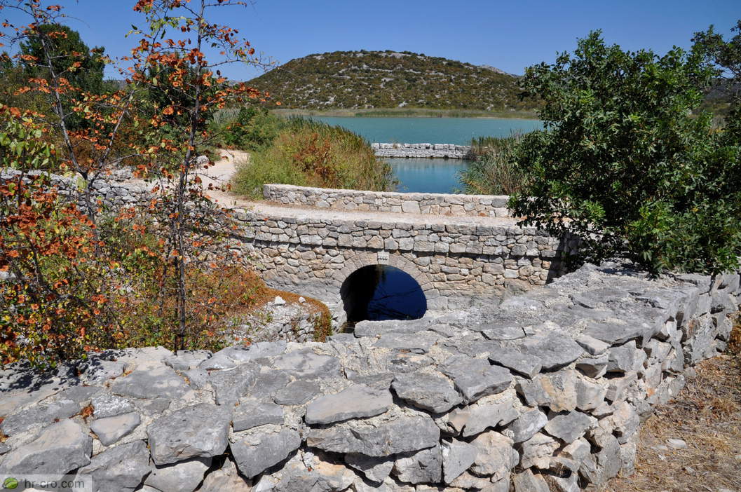 Kamniti prepust med jezerom in Jugovirjem - Fotografija: 30350013-8 Kamniti prepust med jezerom in Jugovirjem