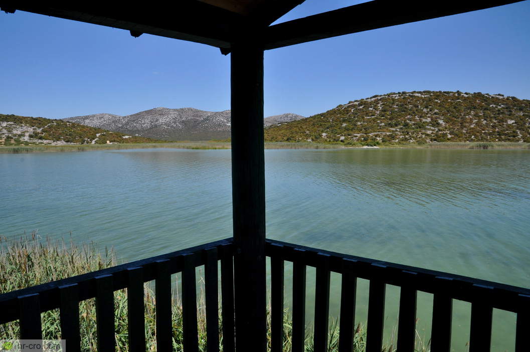 Vransko jezero skozi leseni okvir opazovalnice - Fotografija: 30350016-9 Vransko jezero skozi leseni okvir opazovalnice