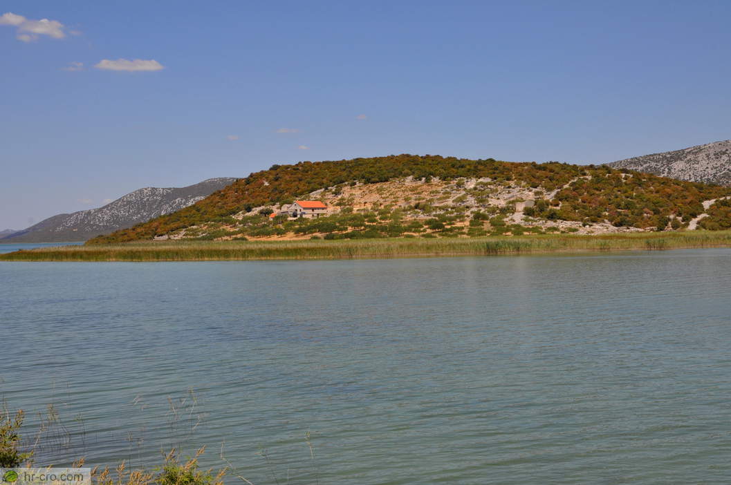 Naselje na pobočju nad Vranskim jezerom - Fotografija: 30350016-11 Naselje na pobočju nad Vranskim jezerom