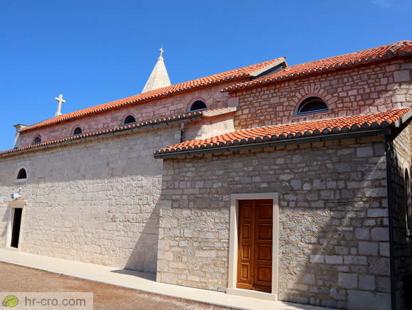 Cerkev sv. Jurija s severne strani