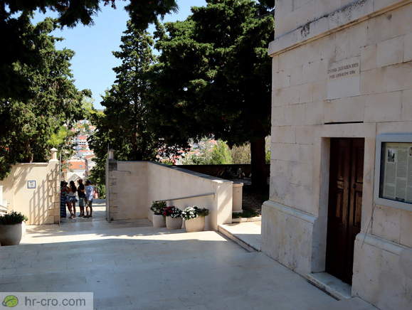 Cerkev sv. Jurija z južne strani