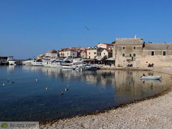 Luka ob starem mestnem jedru Primoštena