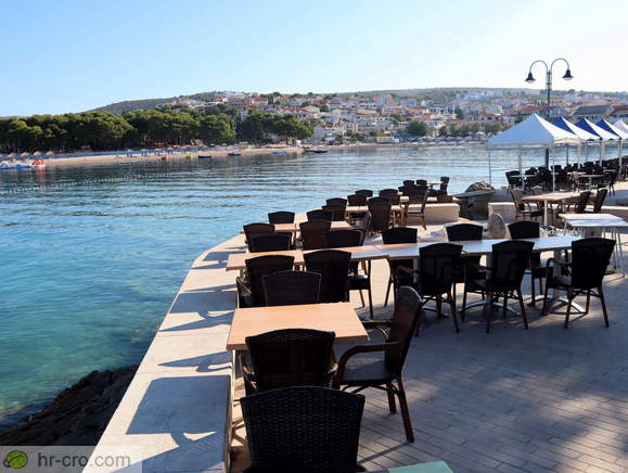 Pogled na plažo Mala Raduča v ozadju