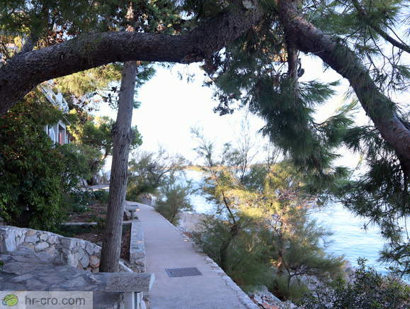 Prijetna pot okrog starega Primoštena