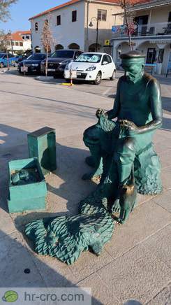 Spomenik ribiču na plaži Lokvice