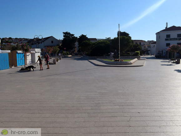 Trg don Ive Šarića