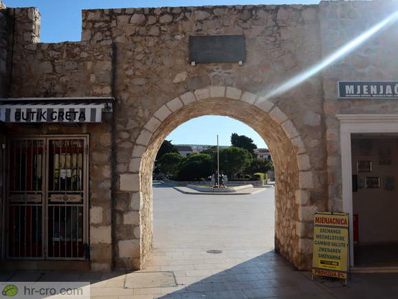 Pogled na Trg don Ive Šarića z notranje strani mestnega obzidja