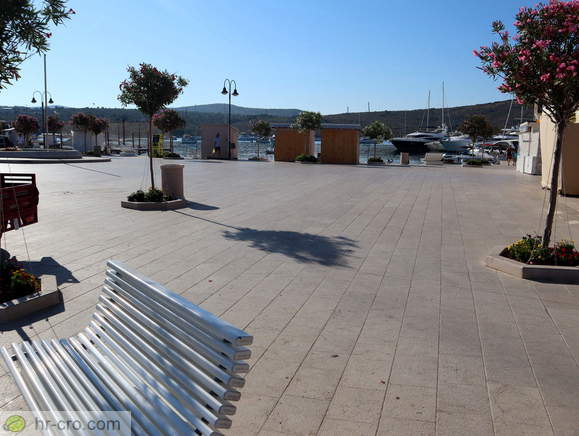 Pogled na Trg don Ive Šarića s strani