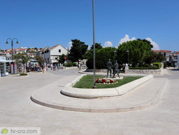 Trg don Ive Šarića s Spomenikom težaku