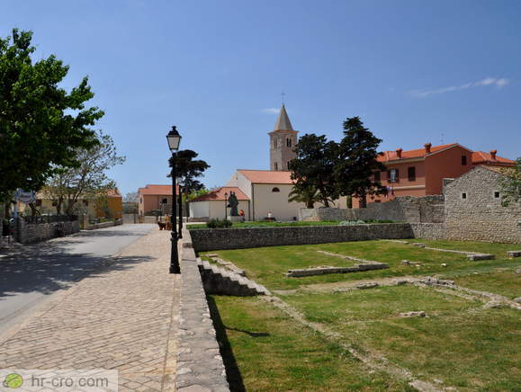 Pogled proti cerkvi sv. Anselma od cerkve sv. Križa