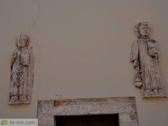 Kipca nad stranskim vhodom