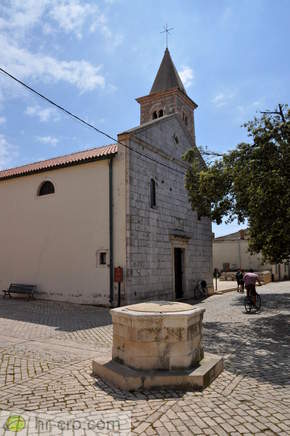 Cerkev sv. Anselma in vodnjak