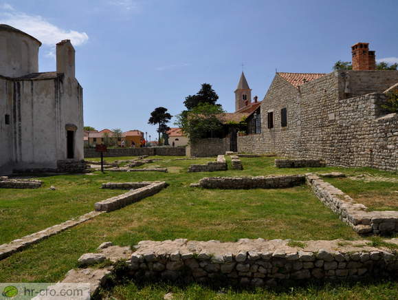 Cerkev sv. Križa z ostanki stavb