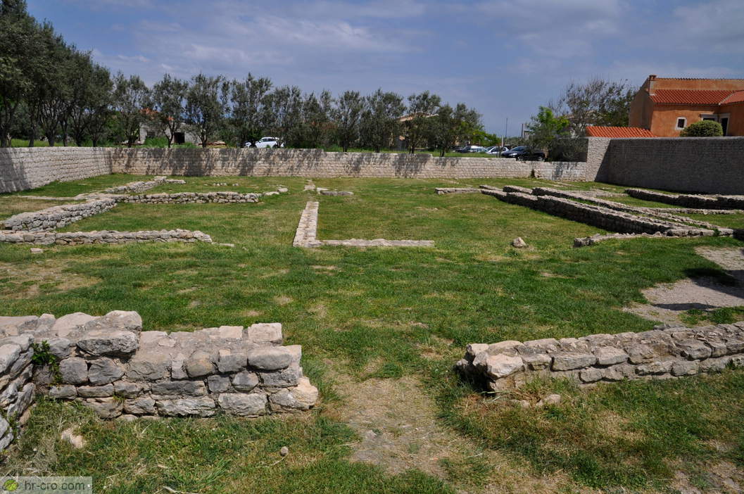 The foundations of former buildings - Photo: 30210210-22 The foundations of former buildings