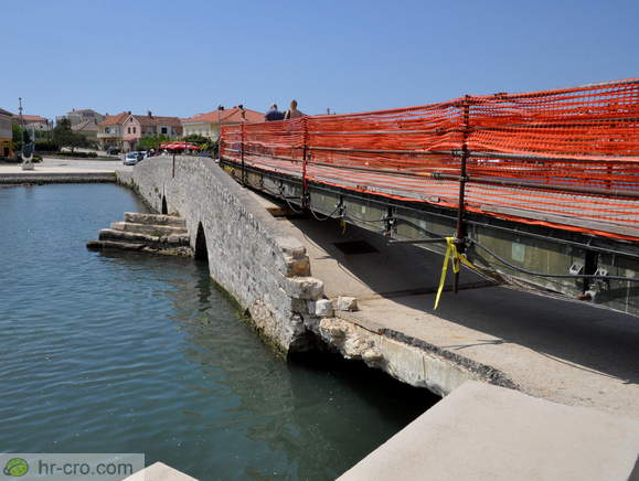 Temporary reparation of the bridge after floods